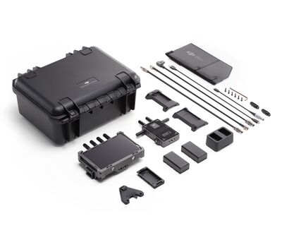 DJI Transmission High-Bright Monitor Combo szett tartozékai (produkciós kofferben): DJI videó transzmitter, Monitor/Jelvevő, Monitorvédő, WB37 akku töltő (USB-C), USB-C tápkábel, WB37 akku (2 db), NP-F akku adapter (RX), NP-F akku adapter (TX), WB37 akku adapter (RX), Ronin video transmission antenna (2 db), RS gimball rögzítőlemez, SDI kábel, USB-C kábel, DC - D-Tap kábel, DC tápkábel, Rögzítőcsavarok imbuszkulccsal