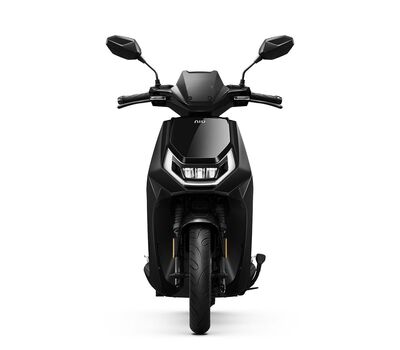 NIU FQiX 500 elektromos robogó előlről, fekete