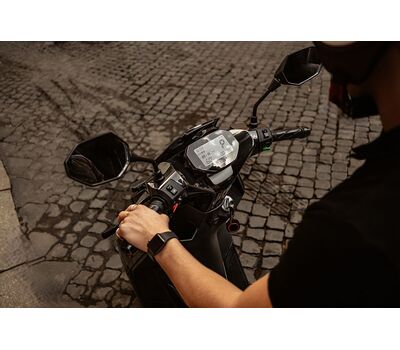 NIU FQiX 500 elektromos robogó nagyméretű HTN kijelzővel vezetési és egyéb járműinformációk megjelenítése