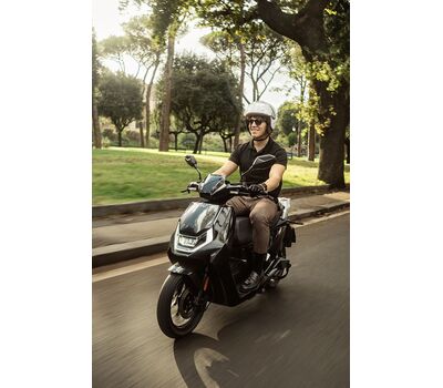 NIU FQiX 500 elektromos robogó kényelmes vezetés városban és hosszú útra is