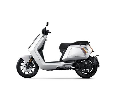 NIU NQiX 300 elektromos robogó oldalnézetben, fehér színben