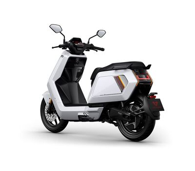 NIU NQiX 300 elektromos robogó féloldalas nézet, fehér színben