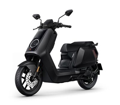 NIU NQiX 300 elektromos robogó, fekete színben