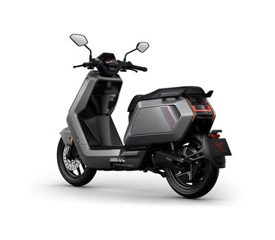 NIU NQiX 150 elektromos robogó féloldalas nézet, szürke színben