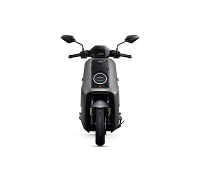 NIU NQiX 150 elektromos robogó előlnézetben, szürke színben