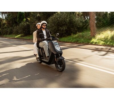 NIU NQiX 300 elektromos robogóval két személynek is kényelmes utazás