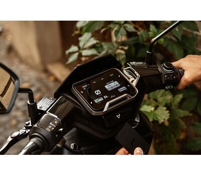 NIU NQiX 300 elektromos robogó nagyméretű LCD kijelzővel, kormányról elérhető kezelőfelület, kulcsnélküli indítás NFC kártyával