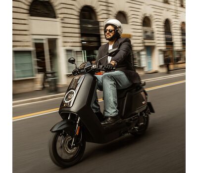 NIU NQiX 150 elektromos robogóval kényelmes városi vezetés