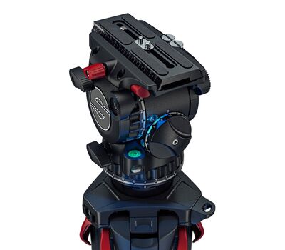 Sachtler aktiv8 Fluid állványfej  PrismBubble libella lámpája és a szabályzó tárcsák LED-jei felkapcsolva